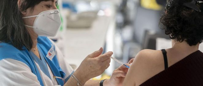 Una mujer recibe la tercera dosis de la vacuna contra la Covid 19 (Foto. Europa Press)