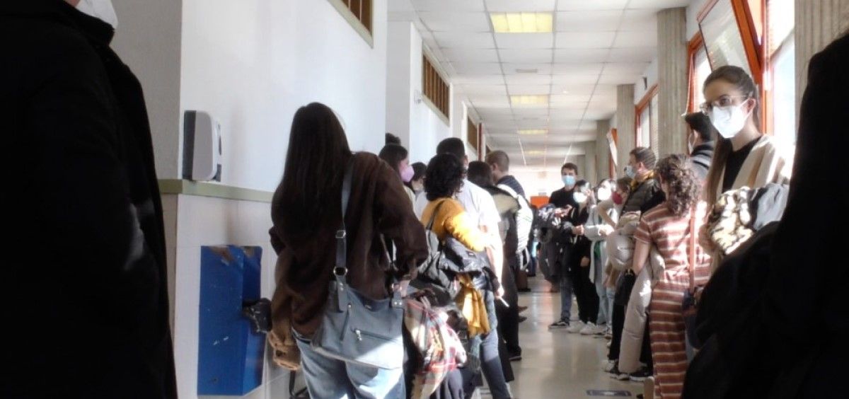 Opositores de FSE a la espera de entrar al examen. (Foto. Miguel Ángel Escobar ConSalud.es)