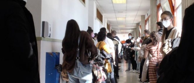 Opositores de FSE a la espera de entrar al examen. (Foto. Miguel Ángel Escobar ConSalud.es)