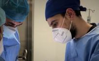 Dr. P. Rodríguez y F.J. Vicente realizando una cirugía de Mohs (Foto. Ruber Internacional)