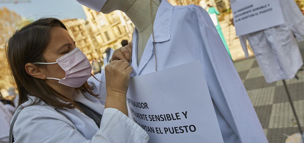 Una trabajadora sanitaria protesta durante una huelga laboral (Foto: Jesús Hellín - EP)