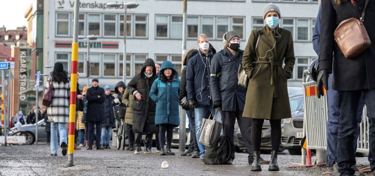 Gente haciendo cola para vacunarse contra la Covid 19 en Estocolmo. (Foto.  TT News Agency Anders Wiklund via REUTERS)