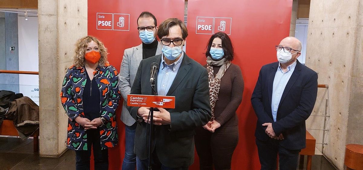 Salvador Illa junto a los candidatos del PSOE por Soria donde ha celebrado un encuentro con sanitarios (Foto: EP)