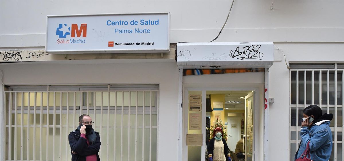 Varias personas en la puerta del Centro de Salud Palma Norte para realizarse un test de Covid 19 (Foto. Gustavo Valiente, Europa Press)