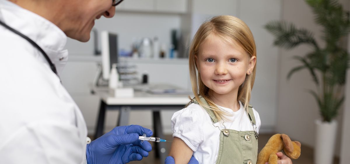 Niña recibe una vacuna (Foto. Freepik)