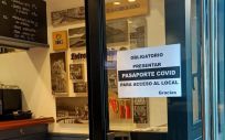 Un restaurante de Bilbao exhibe un cartel con la exigencia de pasaporte Covid. (Foto. Europa Press)