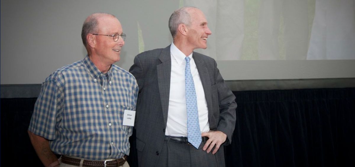 Bill Ludwig, a la izquierda, y  Carl June, a la derecha, diez años de supervivencia con terapias CAR T (Foto. Universidad de Pennsylvania)