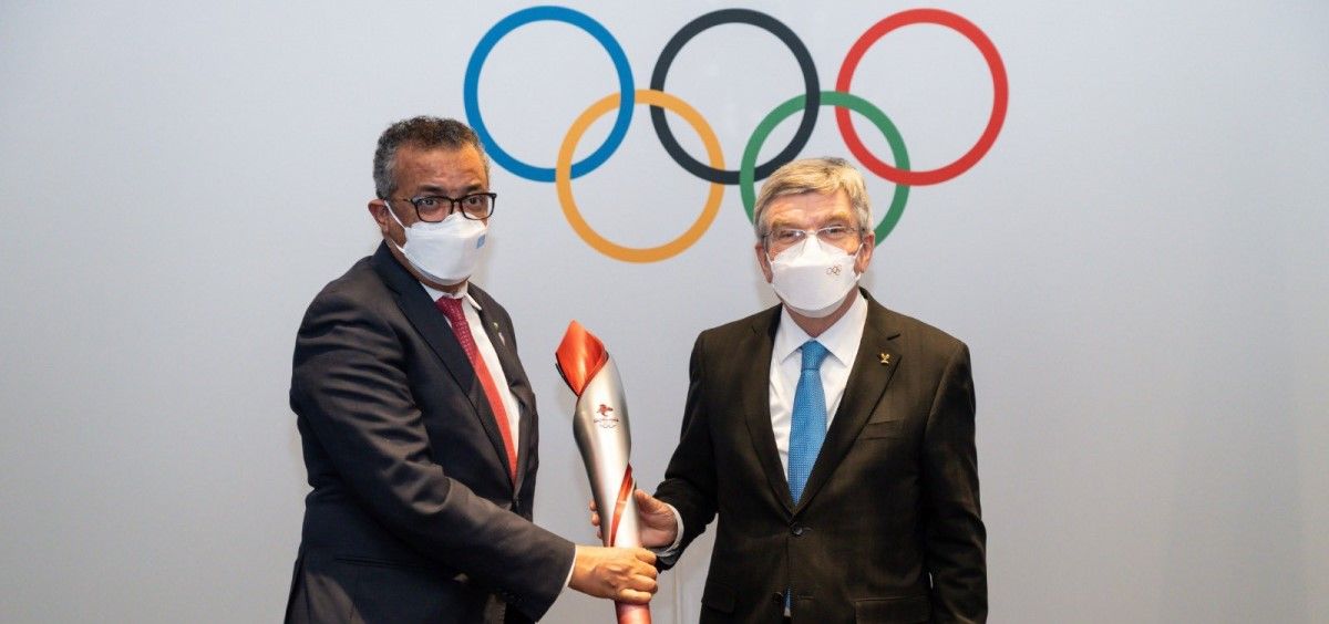Tedros Adhanom, director general de la OMS y Thomas Bach, presidente del Comité Olímpico Internacional. (Foto. Tw @DrTedros)