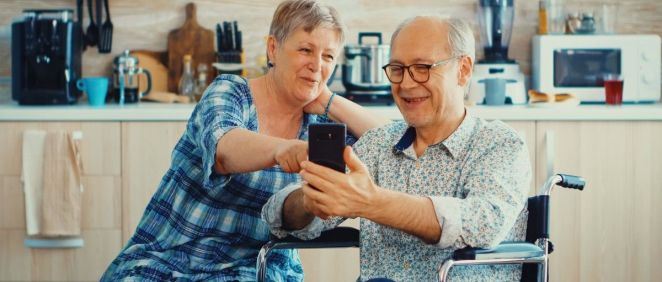 Personas mayores utilizando un teléfono móvil. (Foto. Freepik)