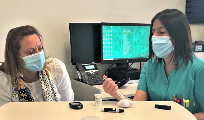 Enfermera educadora explica a una paciente la técnica de inyección de insulina y autocontrol (Foto. EP)