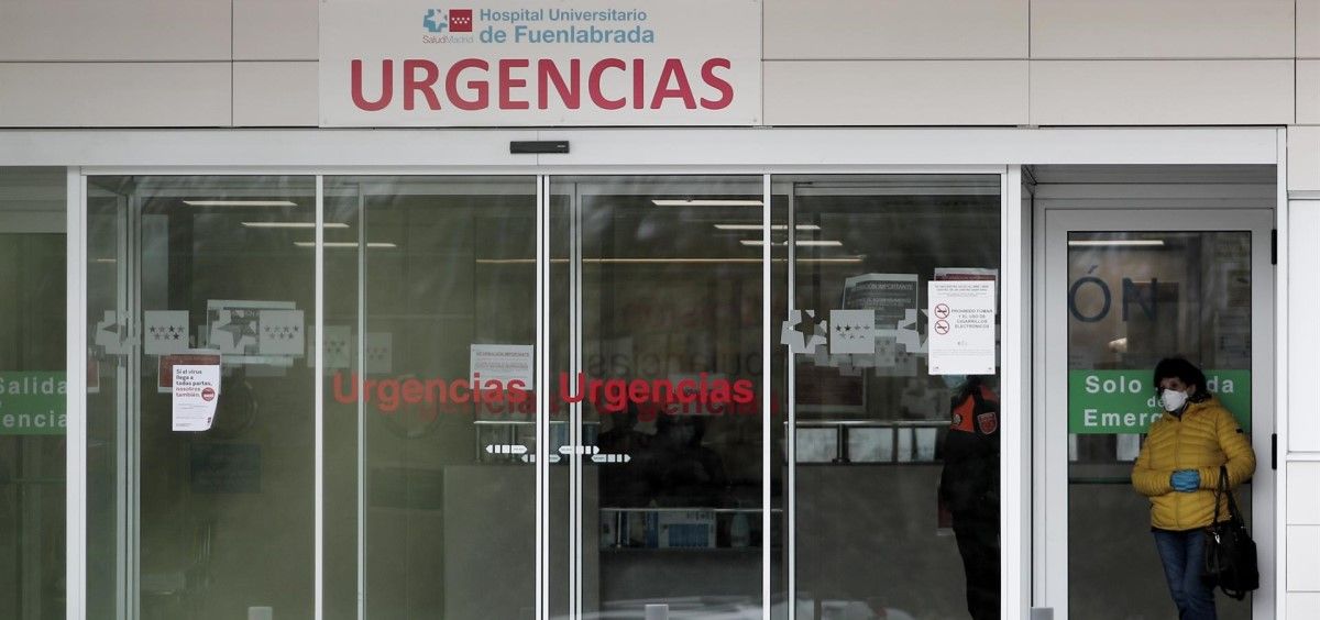 Una mujer con mascarilla y guantes espera a la entrada de las Urgencias del Hospital Universitario de Fuenlabrada. (Foto. Eduardo Parra EP)