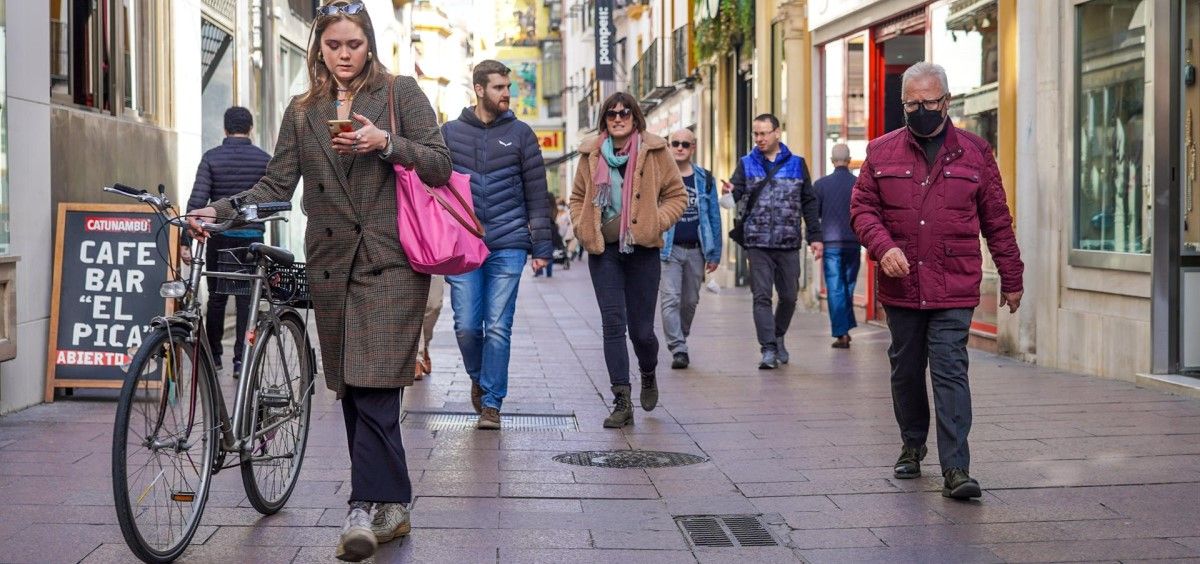 Gente en una calle de Sevilla, a 10 de febrero de 2022. (Foto. Eduardo Briones EP)