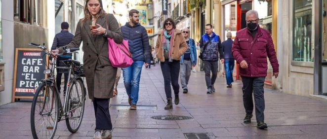 Gente en una calle de Sevilla, a 10 de febrero de 2022. (Foto. Eduardo Briones EP)