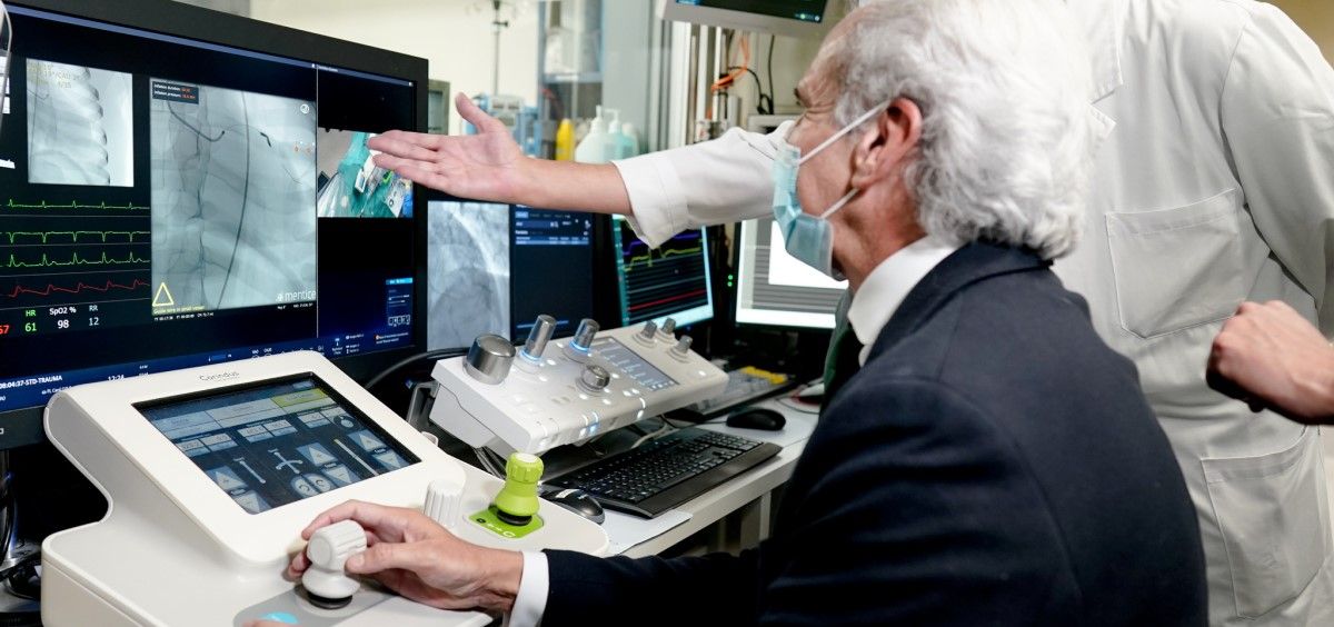 El Consejero de Salud de Madrid, Enrique Ruiz Escudero, prueba el sistema robotizado para la realización de procesos de cardiología intervencionista del Marañón. (Foto. Hospital Gregorio Marañón)