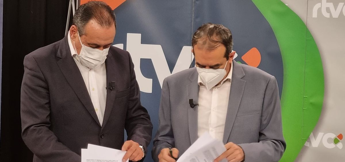 El consejero de Sanidad, Blas Trujillo, y el administrador único de RTVC, Francisco Moreno, firman el convenoi de la campaña de TCA (Foto. Gobierno de Canarias)