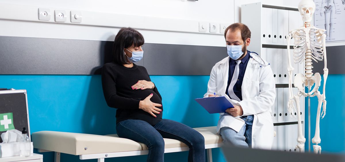Una mujer embarazada en consulta durante la Covid 19 (Foto. Freepik)