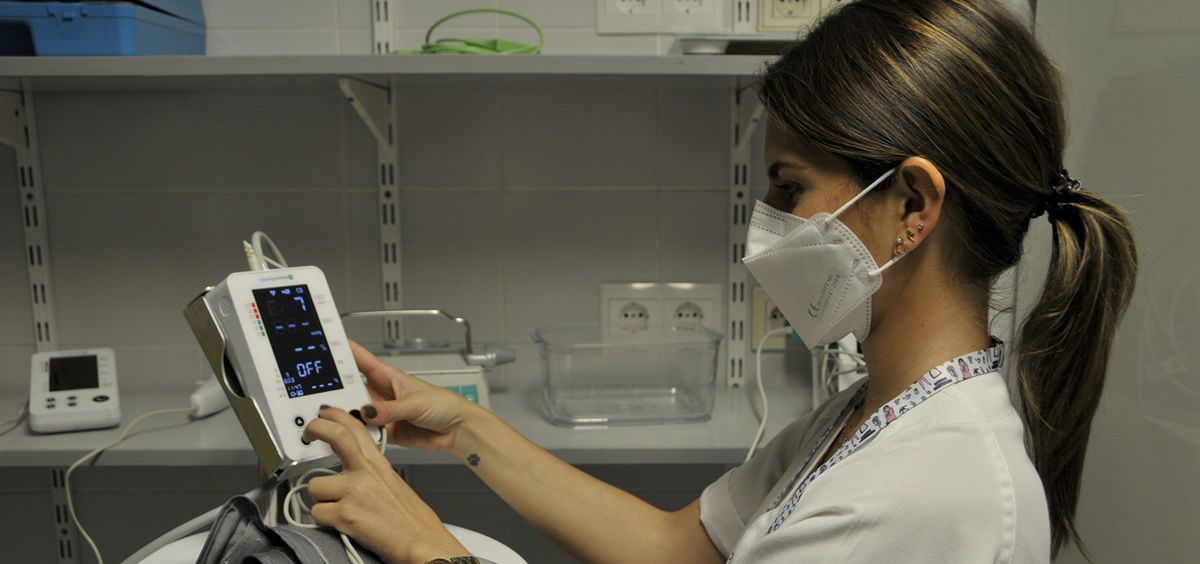 Enfermera utilizando el sistema incorporado en el Hospital (Foto. Gobierno de Canarias)