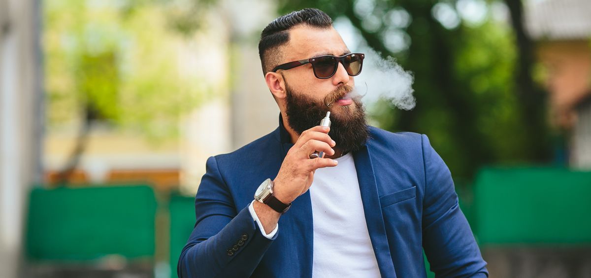 Un hombre fuma un cigarro electrónico (Foto. Freepik)
