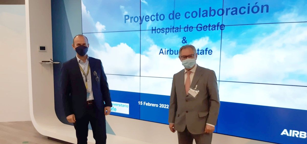 El director gerente del Hospital Universitario de Getafe, Miguel Ángel Andrés Molinero, y el director de Airbus Comercial, Jesús López Medina. (Foto. Hospital de Getafe)