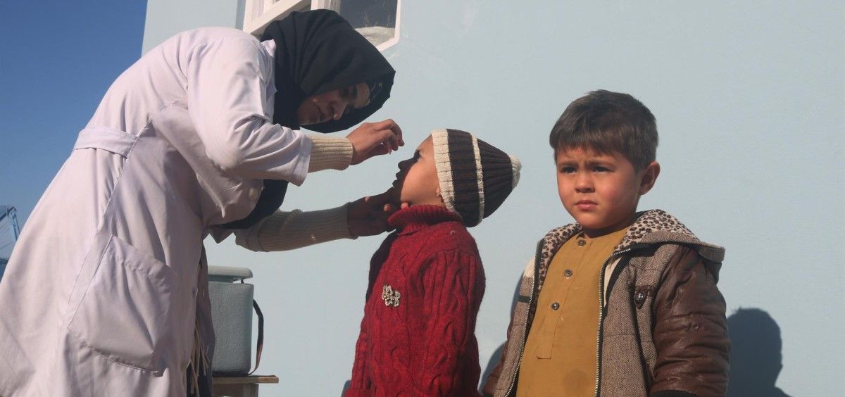 Una sanitaria administra una vacuna oral contra la polio a un niño. (Foto. Contacto Photo)