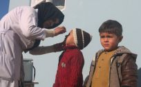 Una sanitaria administra una vacuna oral contra la polio a un niño. (Foto. Contacto Photo)