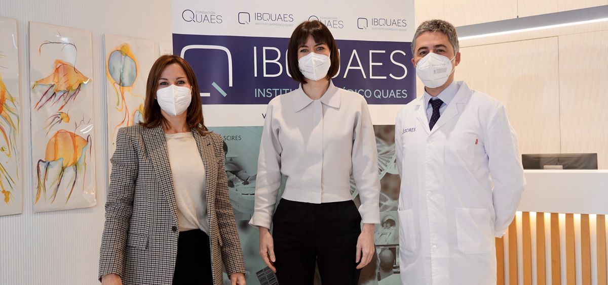 De izquierda a derecha, la CEO de Ascires Grupo Biomédico, Lorena Saus; la ministra de Ciencia e Innovación, Diana Morant; y el director médico asistencial de Ascires Grupo Biomédico, Dr. José Ferrer (Foto. Ascires Grupo Biomédico)