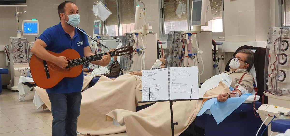 Músico en un hospital. (Foto. EP)