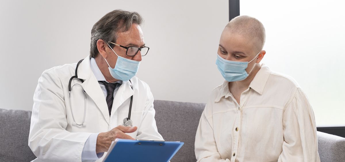 Médico en consulta con una paciente de cáncer (Foto. Freepik)