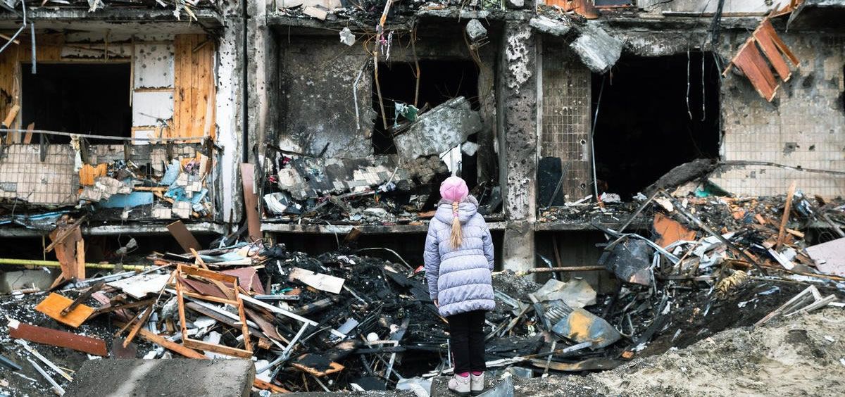 Niña contemplando la devastación de la guerra en Ucrania (Foto. UNICEF/OCHA)