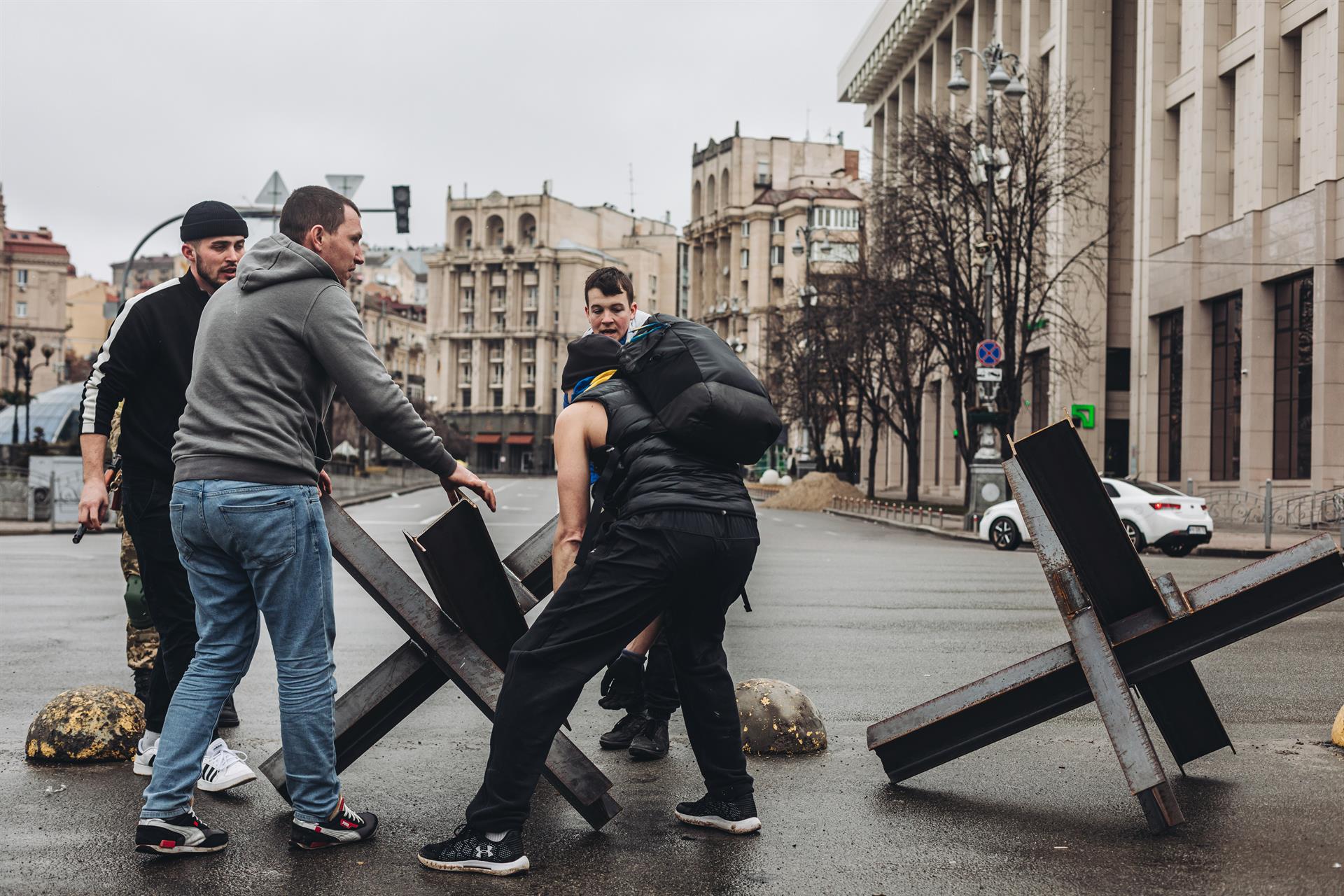 Varios jóvenes realizan una barricada en la plaza de Maidan, a 3 de marzo de 2022, en Kiev (Ucrania). - Diego Herrera - Europa Press