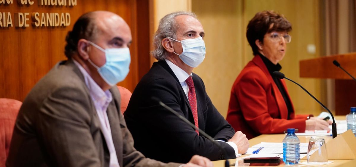 El consejero de Sanidad de la Comunidad de Madrid, Enrique Ruiz Escudero (c), junto a Antonio Zapatero (i) y Elena Andradas (d) (Foto: CAM)