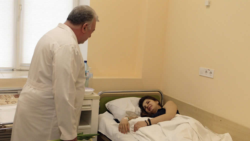 Una paciente recibe la visita de su médico en Kiev (Ucrania), en plena invasión del país (Foto: DPA - EP)