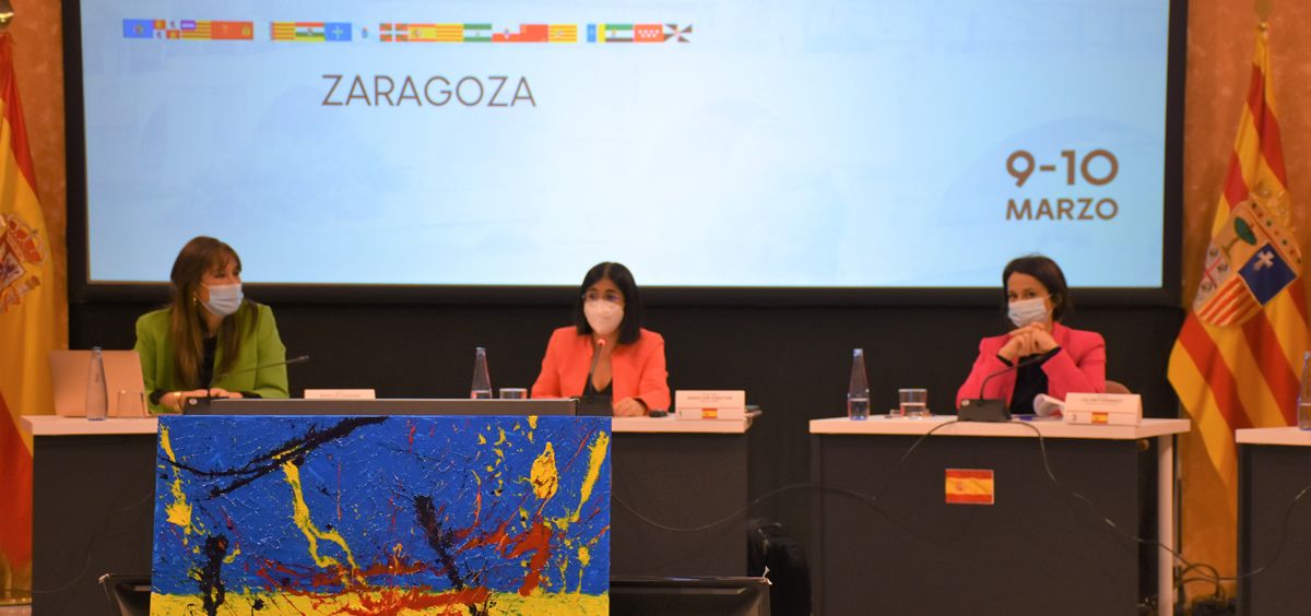 La ministra de Sanidad, Carolina Darias (c), junto a Silvia Calzón (d) y Sira Repollés (i) en el Consejo Interterritorial de Zaragoza (Foto: M. Sanidad)
