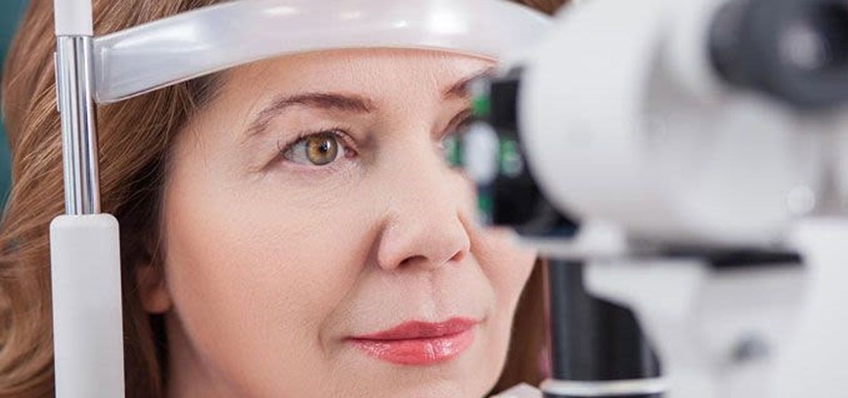 Mujer en una prueba oftalmológica (Foto. Hospital de la Luz)