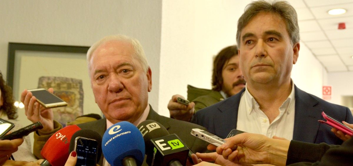 Florentino Pérez Raya, presidente del CGE, y Manuel Cascos, presidente de Satse. (Foto. CGE)