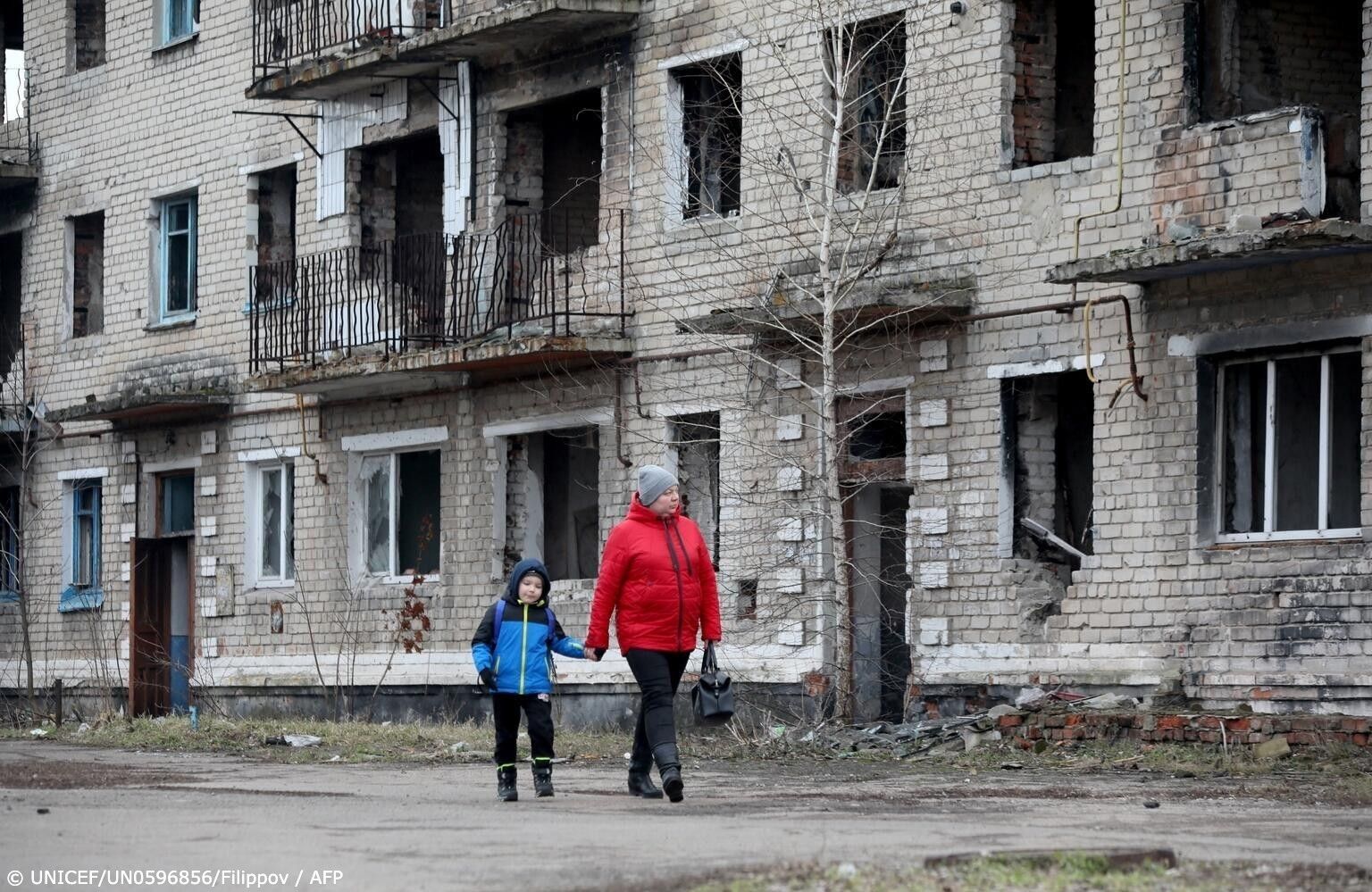 Una mujer y un niño de la mano en Kiev. (Foto. Unicef Un0596856 Filippov AFP)