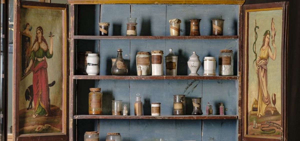 Armario de farmacia del siglo XIX, parte de la exposición 'Boticas y boticarios en el Nuevo Baztán'. (Foto. Comunidad de Madrid)
