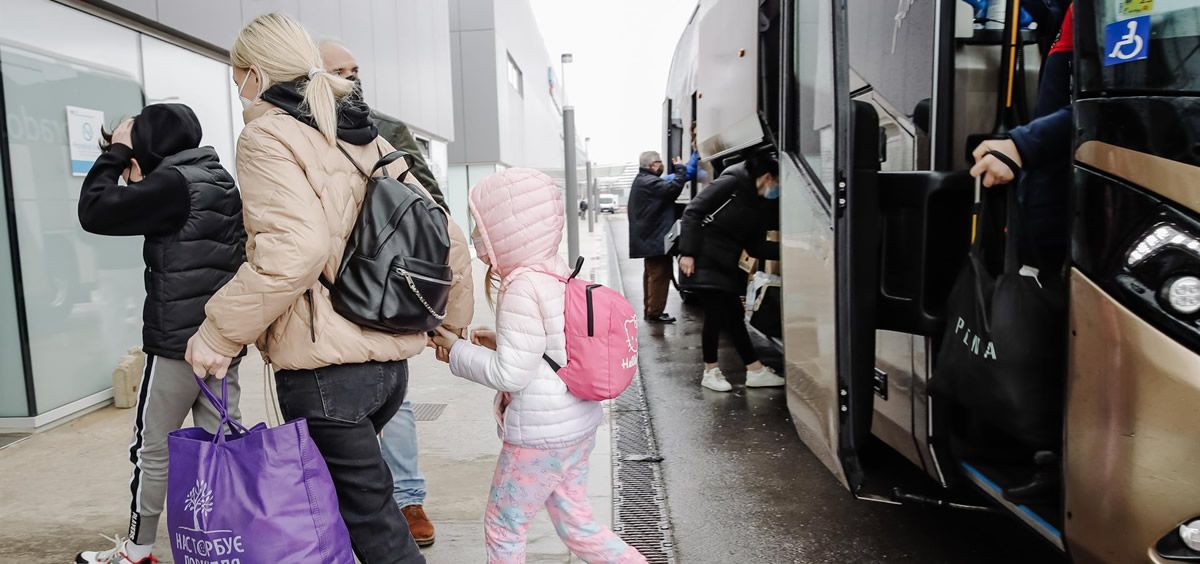 Una niña y su madre refugiados ucranianos a su llegada en un autobús procedente de Polonia, al Hospital de Emergencias Enfermera Isabel Zendal. (Foto. Carlos Luján-Europa Press)
