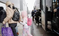 Una niña y su madre refugiados ucranianos a su llegada en un autobús procedente de Polonia, al Hospital de Emergencias Enfermera Isabel Zendal. (Foto. Carlos Luján-Europa Press)