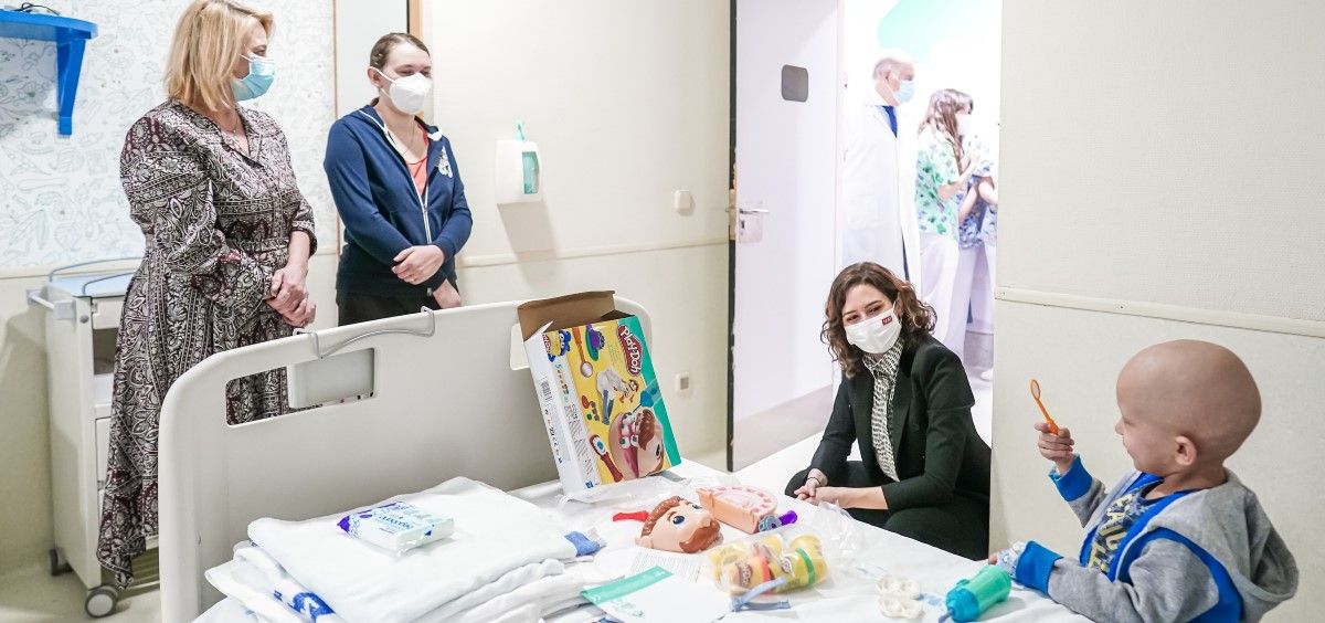 La presidenta de la Comunidad de Madrid, Isabel Díaz Ayuso, visita a los niños ucranianos con cáncer del Hospital Infantil Universitario Niño Jesús (Foto. Comunidad de Madrid)