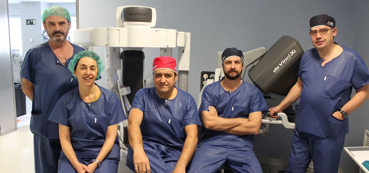 Los doctores Muguruza, Noguero, Alías, Miguel Sánchez Encinas y Raimundo Gutiérrez en el robot quirúrgico Da Vinci (Foto.HURJC)