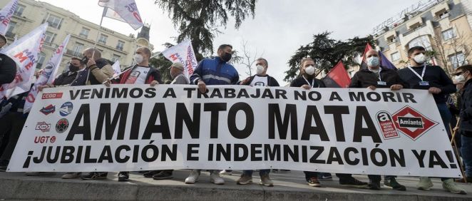 Concentración bajo el lema 'Amianto mata' frente al Congreso de los Diputados (Foto: Alberto Ortega / EP)