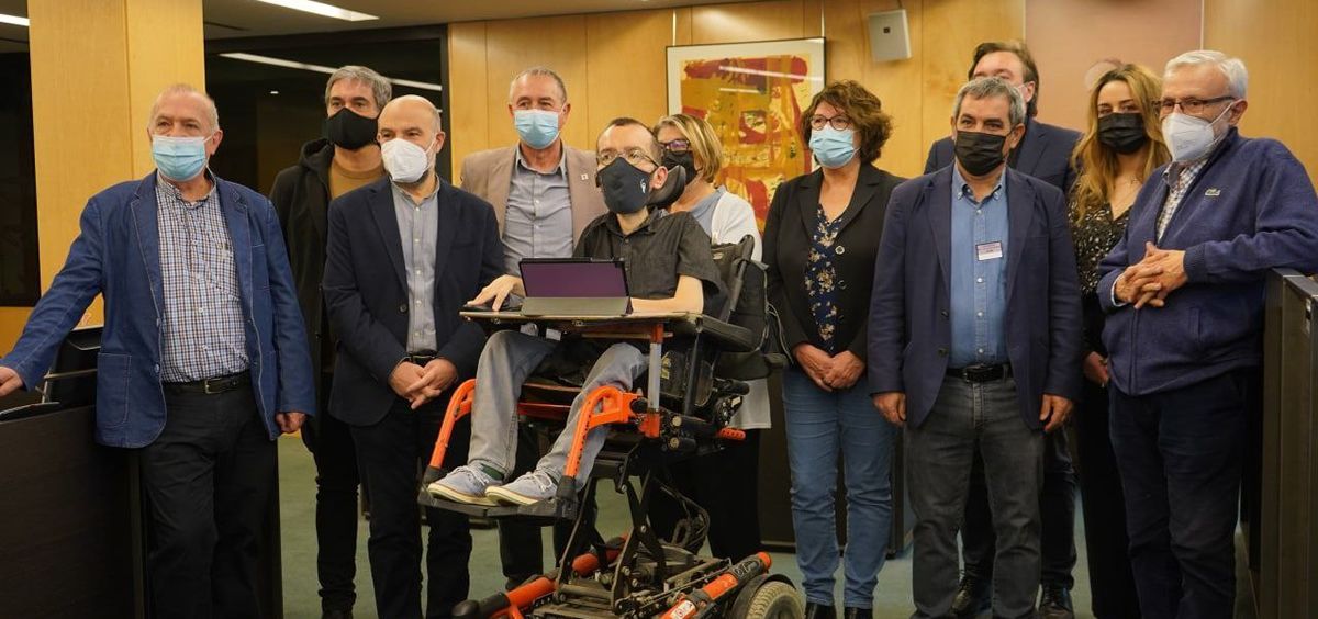 Representantes parlamentarios y de plataformas sanitarias antes de firmar la carta enviada a Pedro Sánchez (Fotos: UP)