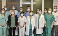 La paciente, junto al equipo de profesionales del Hospital Dr. Negrín (Foto. GobiernodeCanarias)