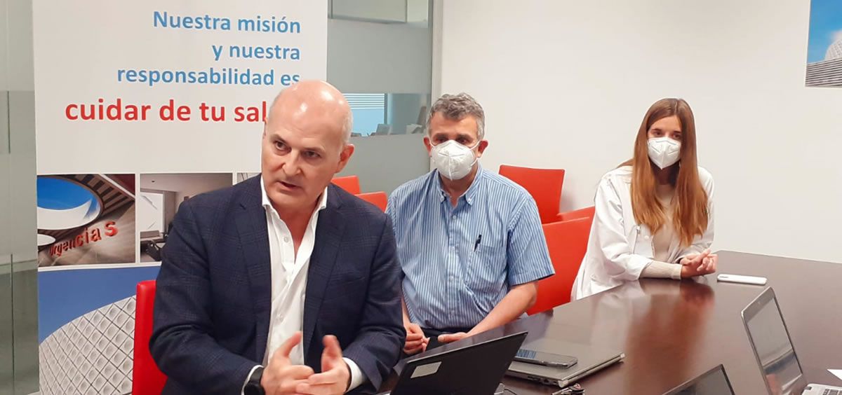 El doctor Gómez inauguró la jornada “Cuidando la salud de tus riñones”, antes de dar paso a los doctores Ortiz y Pizarro (Foto. FJD)