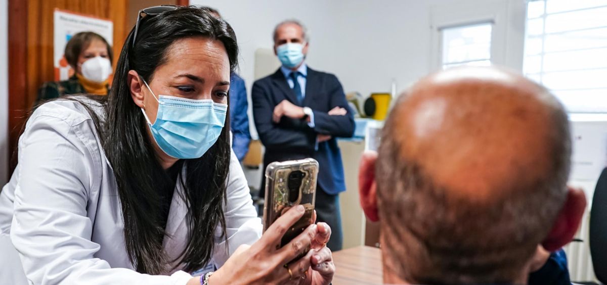 Una profesional sanitaria enseña la nueva herramienta de teledermatología al consejero de Sanidad de Madrid, Enrique Ruiz Escudero (Foto: CAM)
