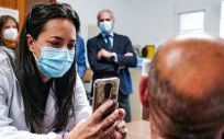 Una profesional sanitaria enseña la nueva herramienta de teledermatología al consejero de Sanidad de Madrid, Enrique Ruiz Escudero (Foto: CAM)