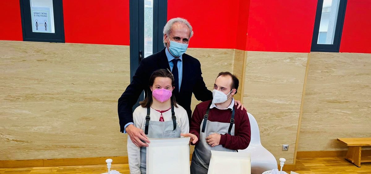 Enrique Ruíz Escudero junto a dos personas con síndrome de Down en la Jornada de Puertas Abiertas del Centro Ocupacional Tres Olivos (Foto. Comunidad de Madrid)