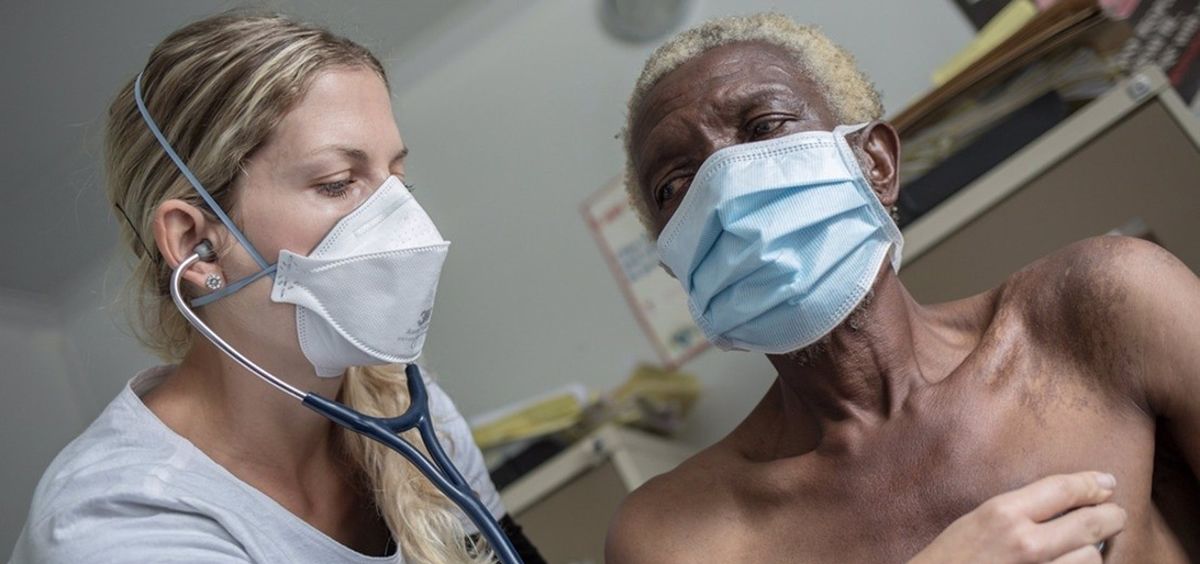 Una enfermera atiende a paciente con tuberculosis (Foto: Médicos Sin Fronteras)