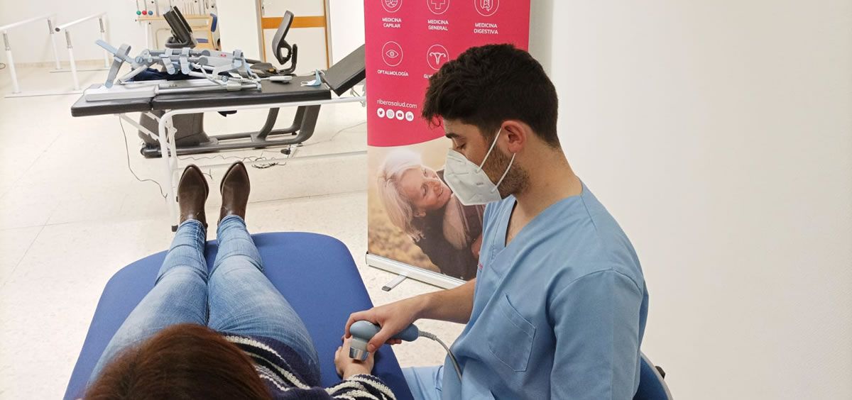 Fisioterapeuta atiende a paciente en Ribera Almendralejo (Foto. Ribera)